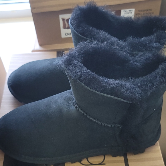 Kirkland signature Ladies Shearling short boot - Picture 3 of 6